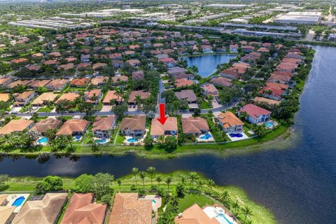 House in Coral Springs, Florida 5 bedrooms, 277.03 sq.m. № 2087058 - photo 3