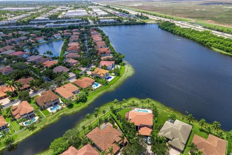 House in Coral Springs, Florida 5 bedrooms, 277.03 sq.m. № 2087058 - photo 5