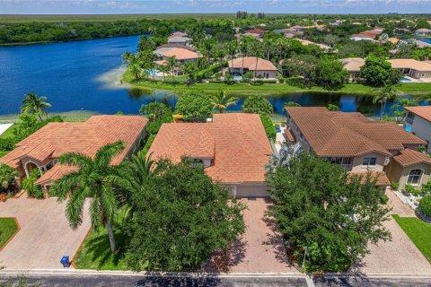 House in Coral Springs, Florida 5 bedrooms, 277.03 sq.m. № 2087058 - photo 2