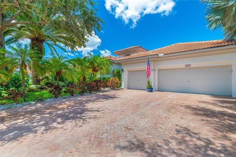 House in Coral Springs, Florida 5 bedrooms, 277.03 sq.m. № 2087058 - photo 13