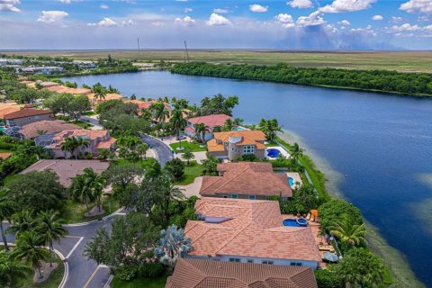 House in Coral Springs, Florida 5 bedrooms, 277.03 sq.m. № 2087058 - photo 4