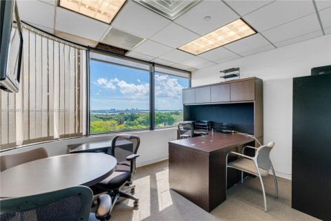 Propiedad comercial en venta en Miami, Florida № 1952111 - foto 14