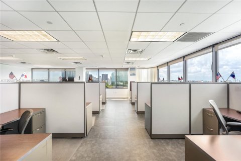 Propiedad comercial en venta en Miami, Florida № 1952111 - foto 5