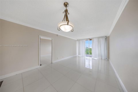 Condo in North Miami, Florida, 1 bedroom  № 1862241 - photo 7