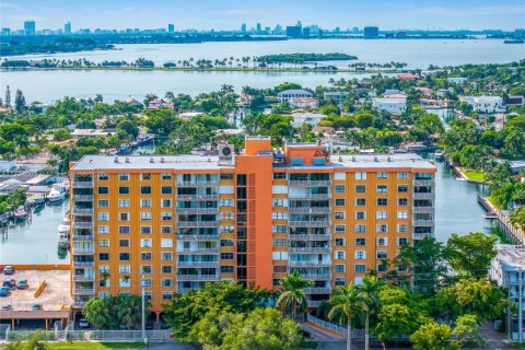 Condo in North Miami, Florida, 1 bedroom  № 1862241 - photo 1