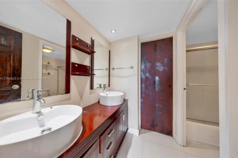 Condo in North Miami, Florida, 1 bedroom  № 1862241 - photo 22