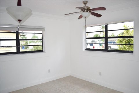 House in Miami Gardens, Florida 5 bedrooms, 152.82 sq.m. № 1948039 - photo 7