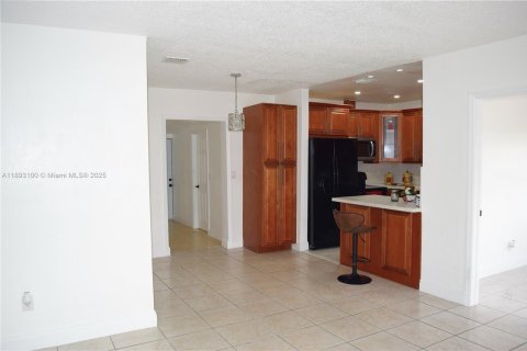 House in Miami Gardens, Florida 5 bedrooms, 152.82 sq.m. № 1948039 - photo 3
