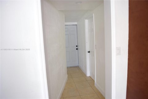 House in Miami Gardens, Florida 5 bedrooms, 152.82 sq.m. № 1948039 - photo 12