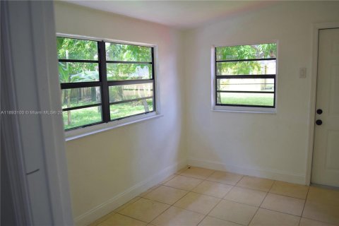 House in Miami Gardens, Florida 5 bedrooms, 152.82 sq.m. № 1948039 - photo 8