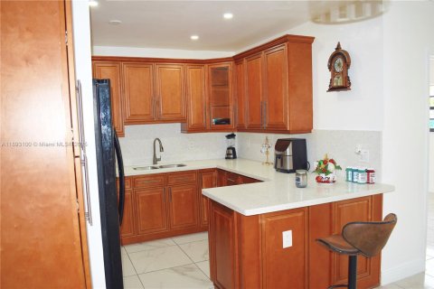 House in Miami Gardens, Florida 5 bedrooms, 152.82 sq.m. № 1948039 - photo 4
