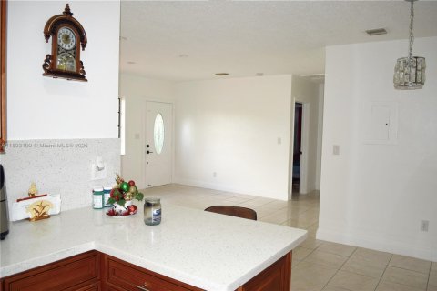 House in Miami Gardens, Florida 5 bedrooms, 152.82 sq.m. № 1948039 - photo 2