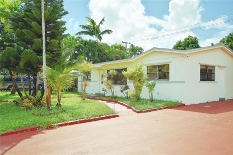 House in Miami Gardens, Florida 5 bedrooms, 152.82 sq.m. № 1948039 - photo 1