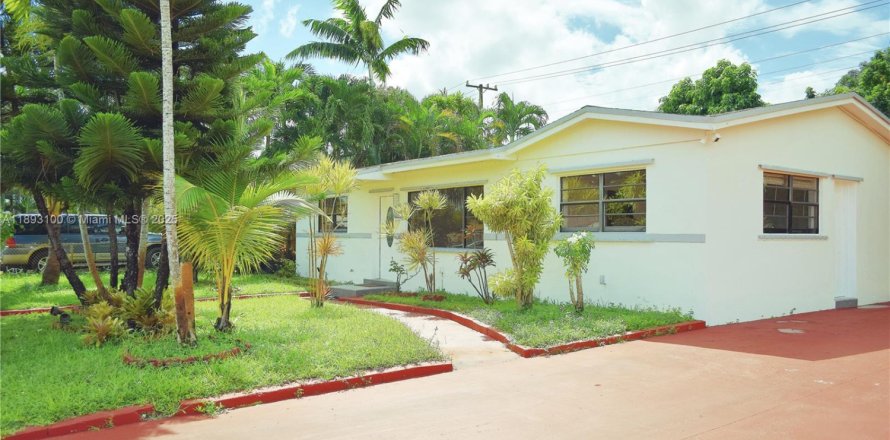 House in Miami Gardens, Florida 5 bedrooms, 152.82 sq.m. № 1948039