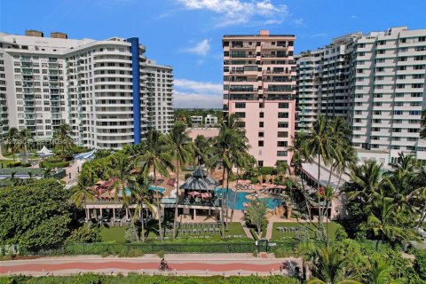 Condo in Miami Beach, Florida, 2 bedrooms  № 2084452 - photo 20