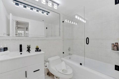 Condo in Miami Beach, Florida, 2 bedrooms  № 2084452 - photo 8