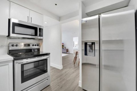 Condo in Miami Beach, Florida, 2 bedrooms  № 2084452 - photo 11