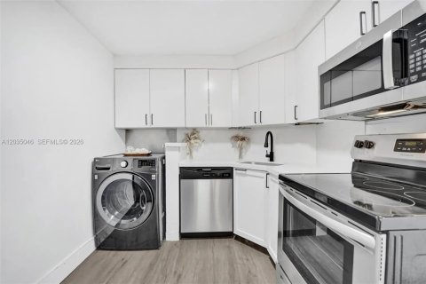 Condo in Miami Beach, Florida, 2 bedrooms  № 2084452 - photo 10