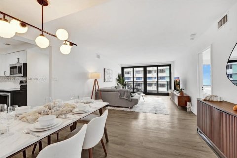 Condo in Miami Beach, Florida, 2 bedrooms  № 2084452 - photo 4
