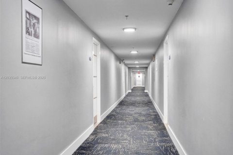 Condo in Miami Beach, Florida, 2 bedrooms  № 2084452 - photo 18