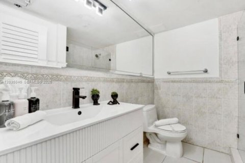 Condo in Miami Beach, Florida, 2 bedrooms  № 2084452 - photo 9