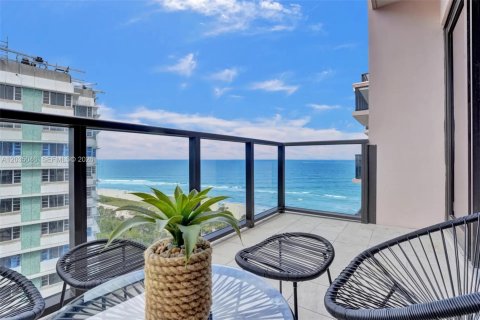 Condo in Miami Beach, Florida, 2 bedrooms  № 2084452 - photo 1
