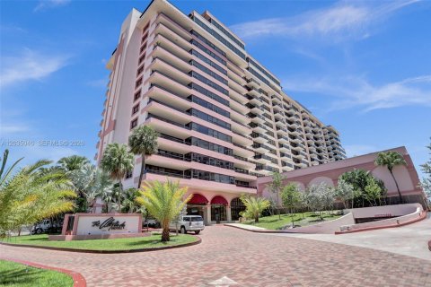 Condo in Miami Beach, Florida, 2 bedrooms  № 2084452 - photo 15