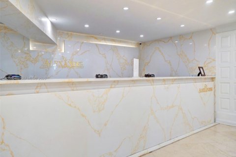 Condo in Miami Beach, Florida, 2 bedrooms  № 2084452 - photo 17