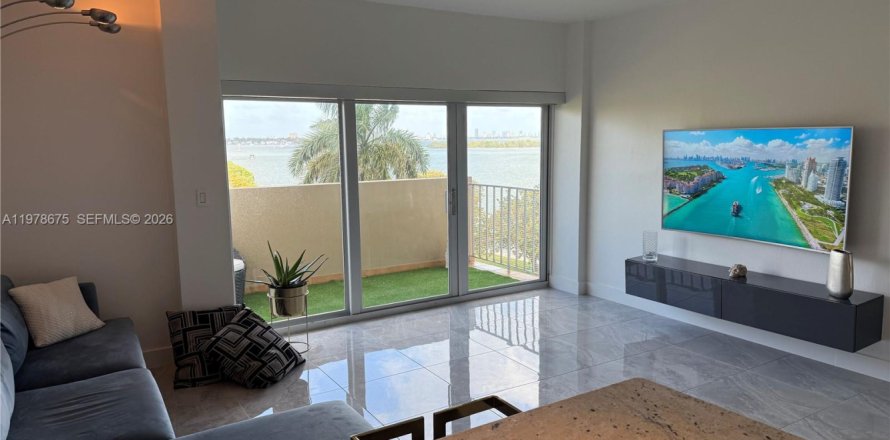 Кондоминиум с 1 спальней в Майами, Флорида № 2045933