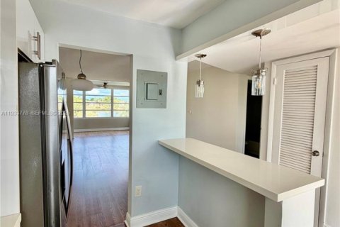 Снять в аренду квартиру в Санрайз, Флорида 2 спальни, 78.97м2, № 1992377 - фото 1