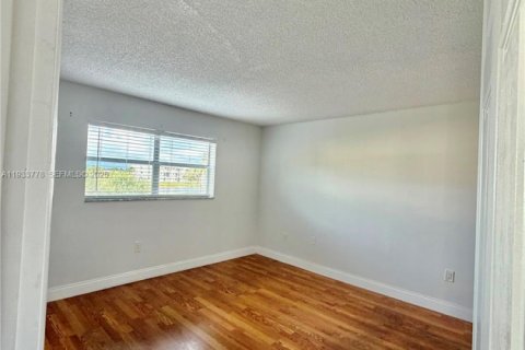 Снять в аренду квартиру в Санрайз, Флорида 2 спальни, 78.97м2, № 1992377 - фото 3