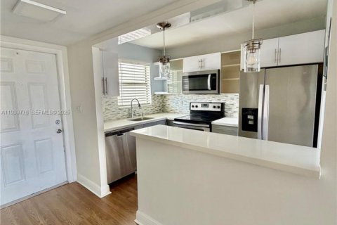 Снять в аренду квартиру в Санрайз, Флорида 2 спальни, 78.97м2, № 1992377 - фото 2