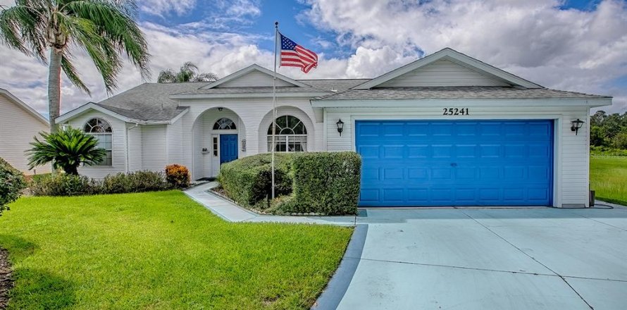 House in Leesburg, Florida 3 bedrooms, 177.72 sq.m. № 1913389