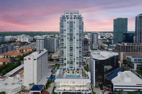 Condo in Saint Petersburg, Florida, 2 bedrooms  № 1918894 - photo 1