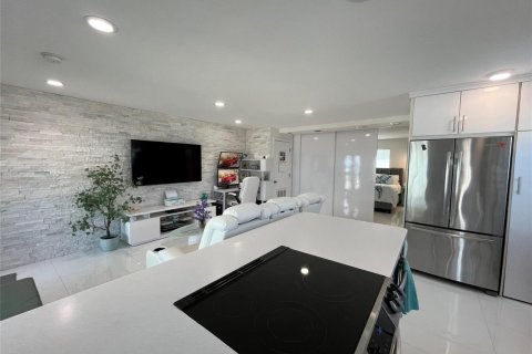 Condo in Hollywood, Florida, 1 bedroom  № 2086992 - photo 9