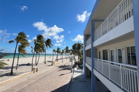 Condo in Hollywood, Florida, 1 bedroom  № 2086992 - photo 30