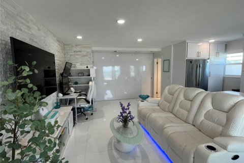 Condo in Hollywood, Florida, 1 bedroom  № 2086992 - photo 23