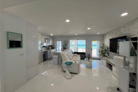 Condo in Hollywood, Florida, 1 bedroom  № 2086992 - photo 16