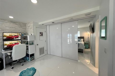 Condo in Hollywood, Florida, 1 bedroom  № 2086992 - photo 20