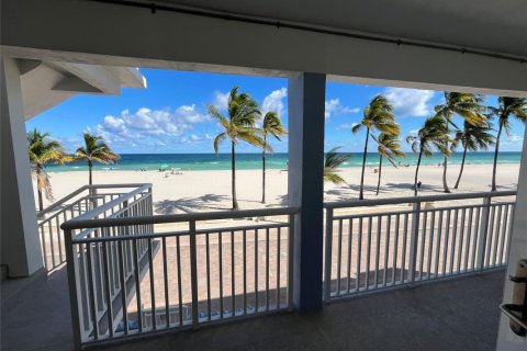 Condo in Hollywood, Florida, 1 bedroom  № 2086992 - photo 27
