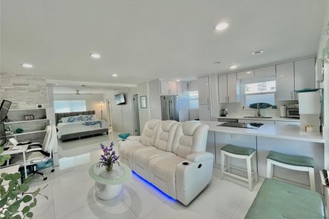 Condo in Hollywood, Florida, 1 bedroom  № 2086992 - photo 6