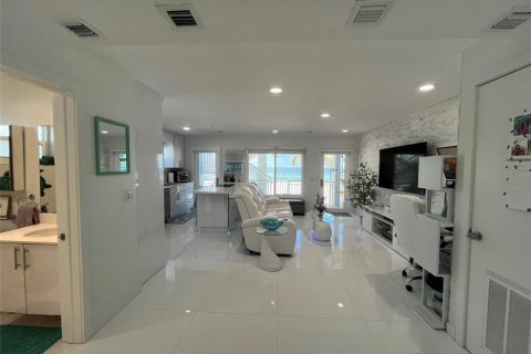 Condo in Hollywood, Florida, 1 bedroom  № 2086992 - photo 15