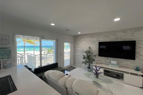 Condo in Hollywood, Florida, 1 bedroom  № 2086992 - photo 12