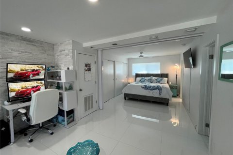 Condo in Hollywood, Florida, 1 bedroom  № 2086992 - photo 13