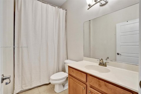 Casa en alquiler en Miami, Florida, 3 dormitorios, 197.32 m2 № 2047554 - foto 14