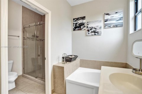 Casa en alquiler en Miami, Florida, 3 dormitorios, 197.32 m2 № 2047554 - foto 11