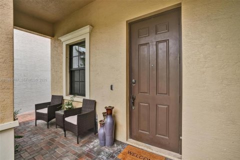 Casa en alquiler en Miami, Florida, 3 dormitorios, 197.32 m2 № 2047554 - foto 3