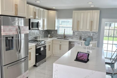 House in Plantation, Florida 3 bedrooms, 171.13 sq.m. № 1848252 - photo 14