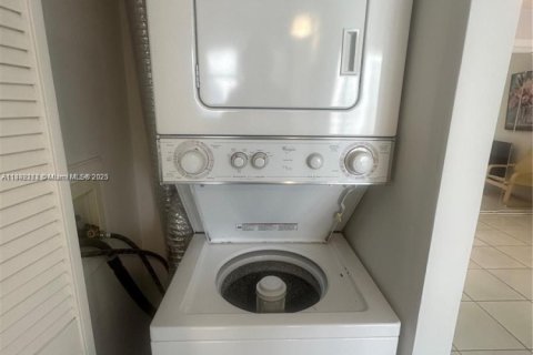 Снять в аренду кондоминиум в Халландейл-Бич, Флорида 2 спальни, 115.94м2, № 1944235 - фото 17