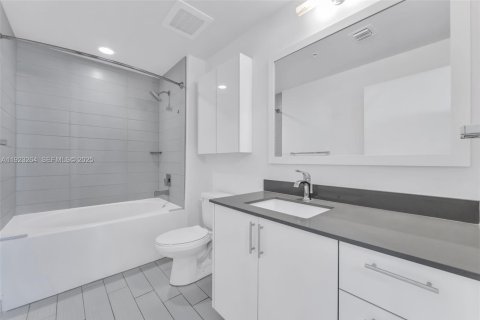 Condo in Miami, Florida, 1 bedroom  № 1976924 - photo 9